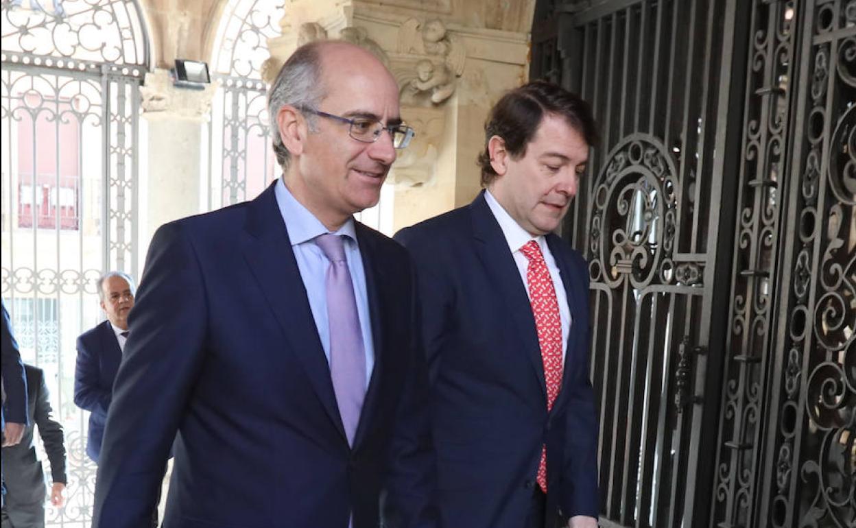 El presidente provincial del PP de Salamanca, Javier Iglesias, junto al presidente de Castilla y León, Alfonso Pérez Mañueco, en uuna imagen de archivo. 