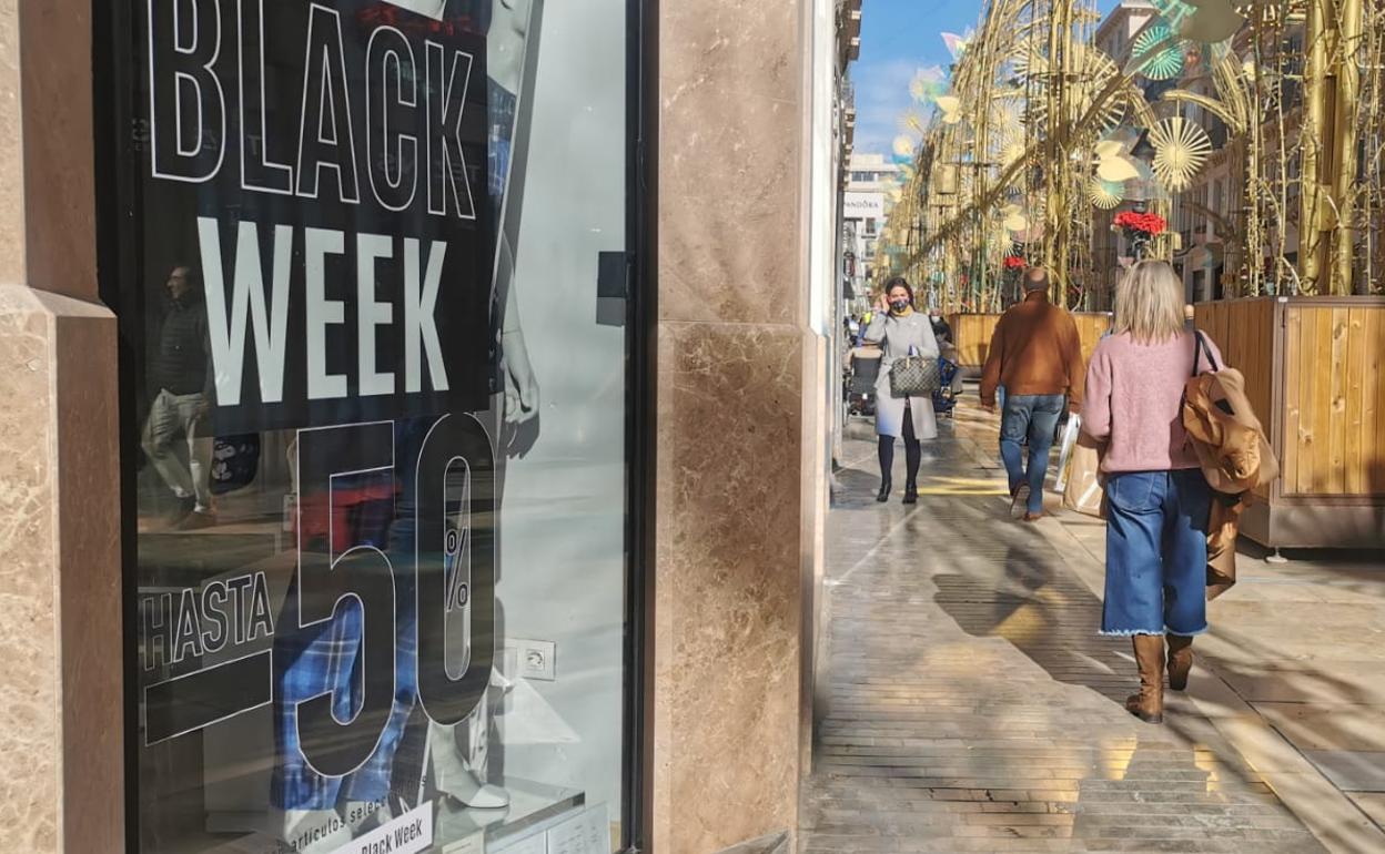 Una tienda del Centro anuncia descuentos durante toda la semana previa al Black Friday. 