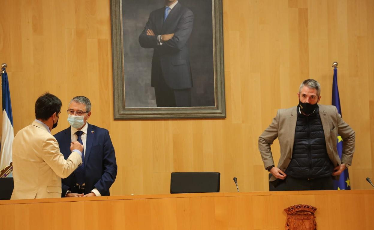 Maldonado dialoga con el secretario y a unos metros Maldonado antes del inicio del pleno.
