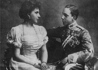 Imagen secundaria 1 - Arriba, Anita Delgado con su profesor Narciso Díaz Escovar, con quien mantuvo el contacto a lo largo de los años. Abajo, Alfonso XIII y Victoria Eugenia. Al lado, un retrato de la maharaní