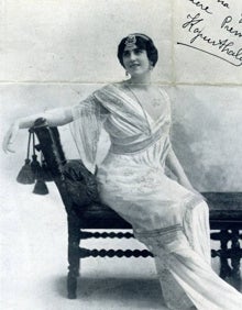 Imagen secundaria 2 - Arriba, Anita Delgado con su profesor Narciso Díaz Escovar, con quien mantuvo el contacto a lo largo de los años. Abajo, Alfonso XIII y Victoria Eugenia. Al lado, un retrato de la maharaní