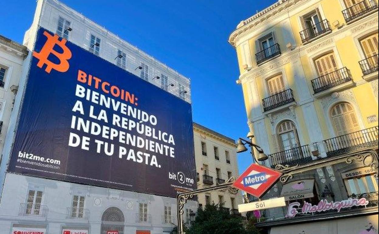 Publicidad de Bit2me.com en la Puerta del Sol de Madrid. 