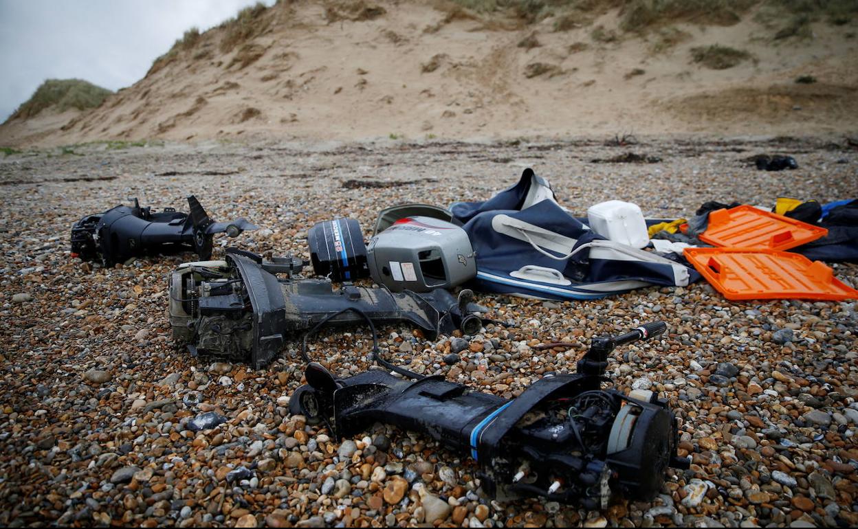 Motores y restos de lanchas neumáticas, abandonadas en las playas francesas del Canal de la Mancha por los inmigrantes que tratan de llegar a Reino Unido.