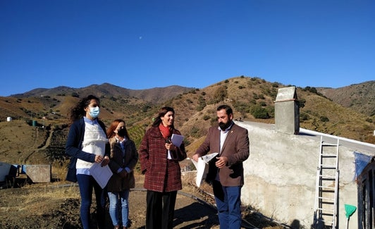 La delegada de Administración Local y el alcalde alborgeño, en una visita a las obras. 