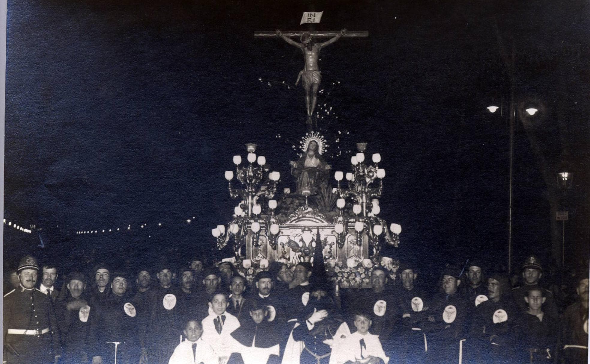 Salida procesional del Santísimo Cristo del Amor en 1926. 
