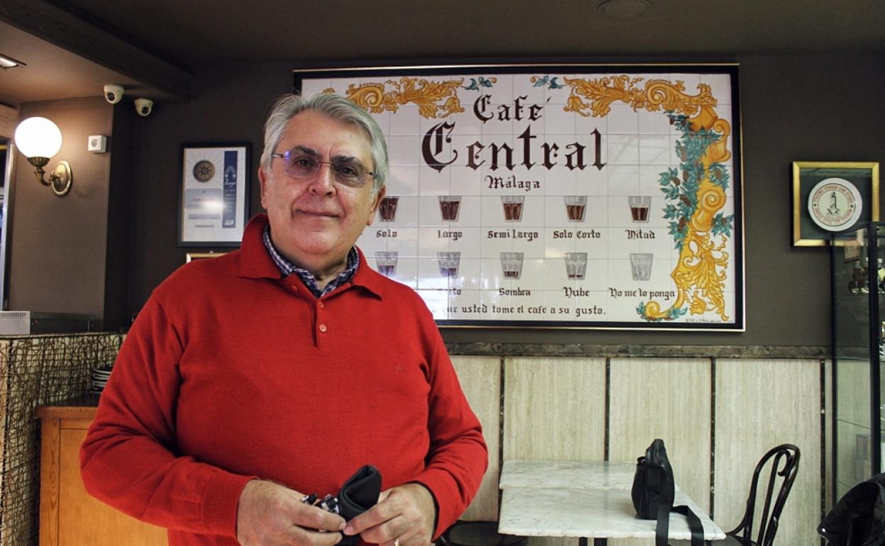 Rafael Prado, junto al azulejo que muestra los diferentes tipos de café. 