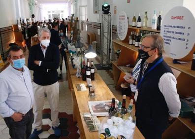 Imagen secundaria 1 - Topacio Fresh, en la subasta benéfica. Bodega Dimobe, de Moclinejo. En la imagen, Juan José Muñoz, Paco Idalgo e Ignacio Garijo. Carmen Morales y Miguel Retamero, de DURO VINO. 