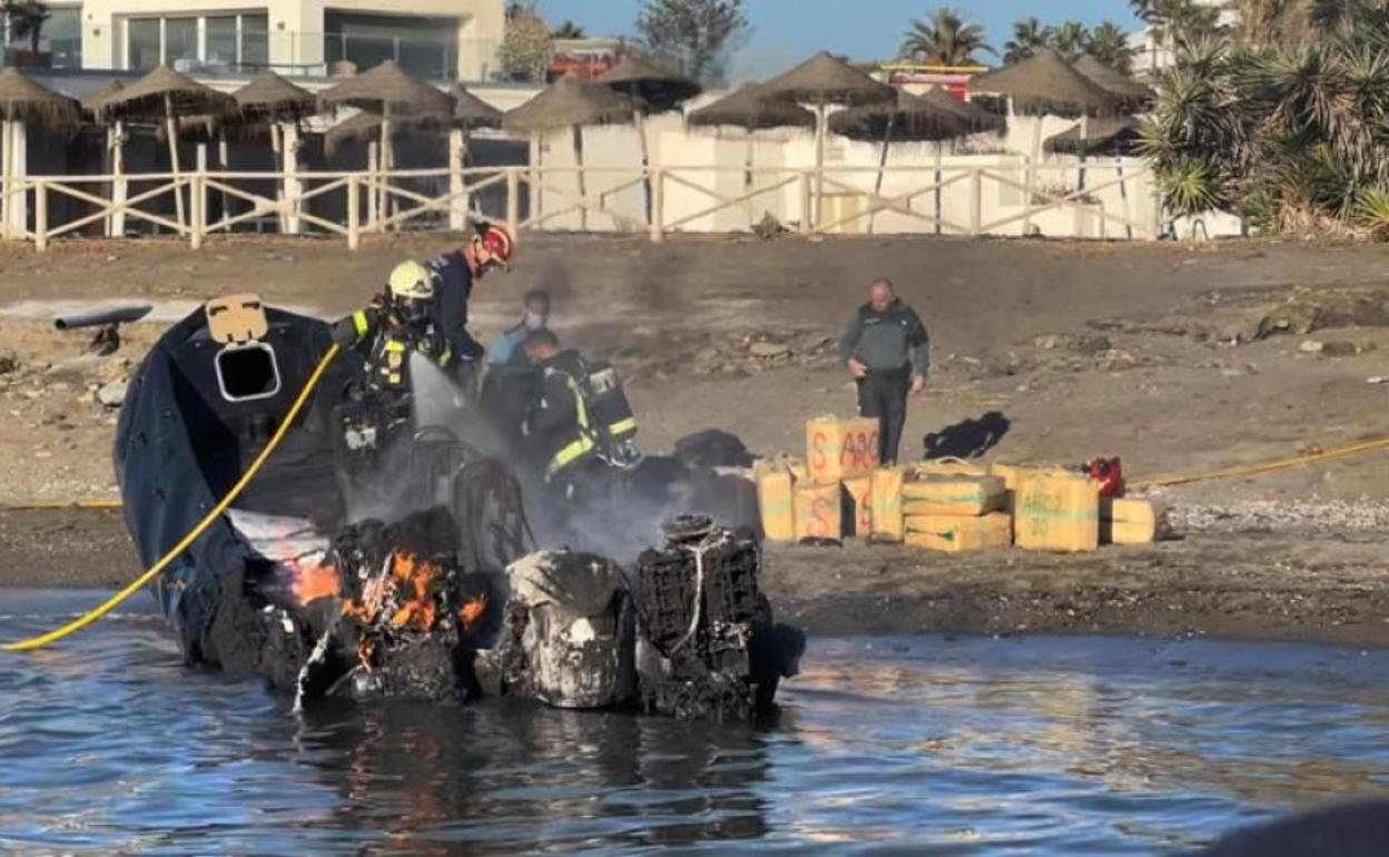 Buscan a tres narcos tras abandonar una lancha encendida y fardos de droga en la costa de Guadalmina