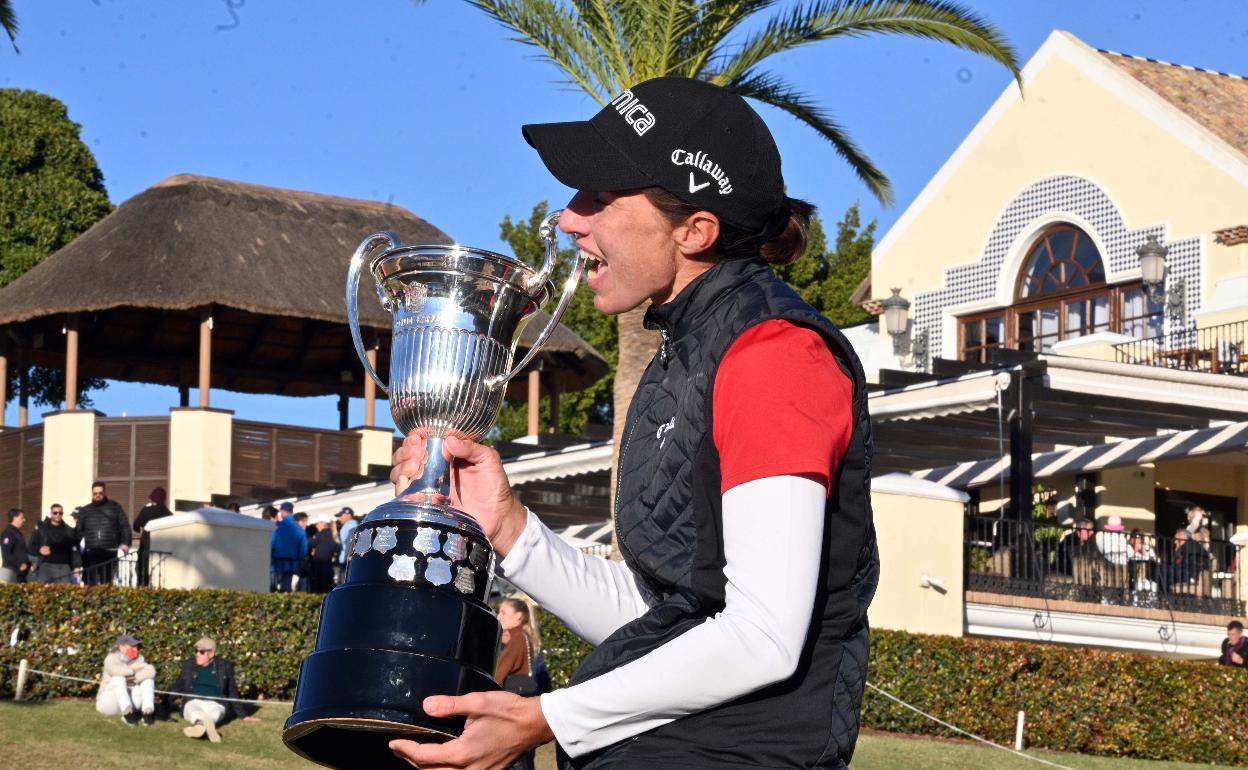 Ciganda, mordiendo el trofeo en Los Naranjos. 