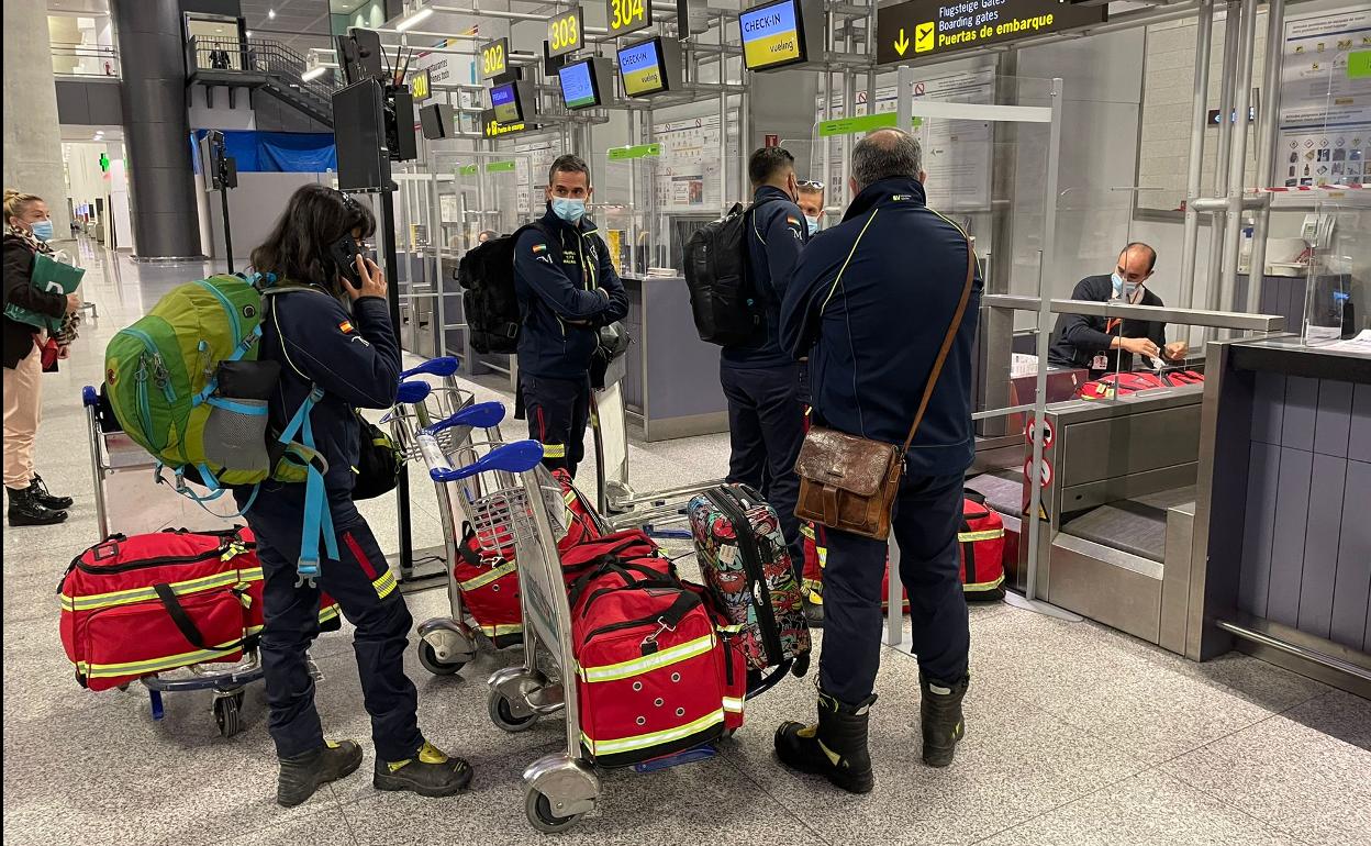 Una imagen del grupo de bomberos en el aeropuerto de Málaga esta mañana. 