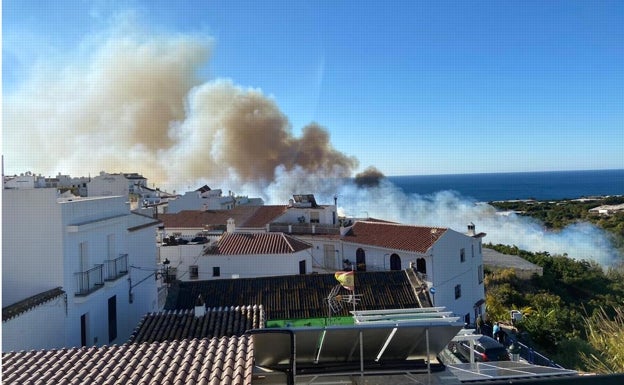 Imagen principal - El fuego se ha quedado a apenas 200 metros de la pedanía nerjeña. 
