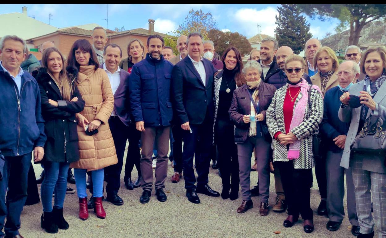 Espadas y Pérez, con militantes de Cuevas del Becerro.