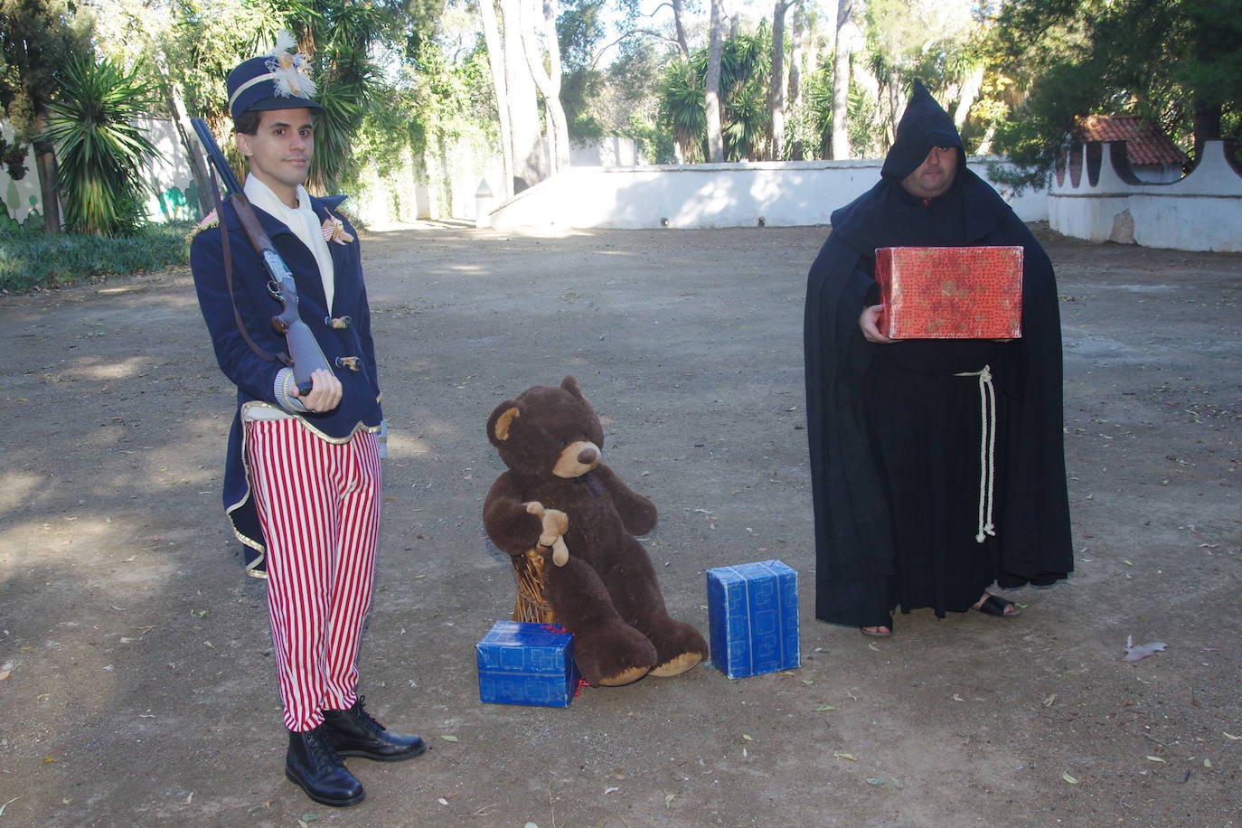 La Reina del Hielo y La Sirenita, personajes nacidos de la mente de Hans Christian Andersen, son las guías de la ruta teatralizada por los senderos y rincones de la finca La Cónsula, evento que durante noviembre y diciembre está organizado por la Junta Distrito 8 de Churriana del Ayuntamiento de Málaga y producido por Eventos con Historia.