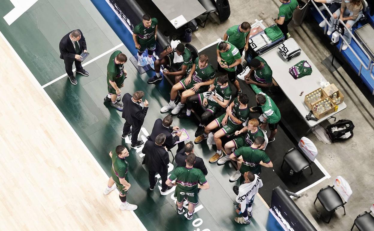 Katsikaris da instrucciones a sus jugadores durante un tiempo muerto en el Palacio de los Deportes. 