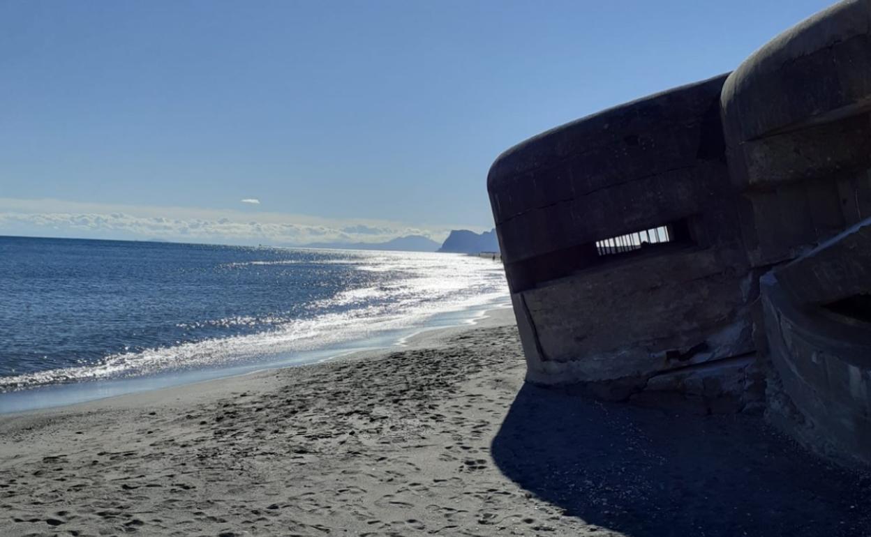 El último temporal destroza un búnker militar en la playa de Sotogrande