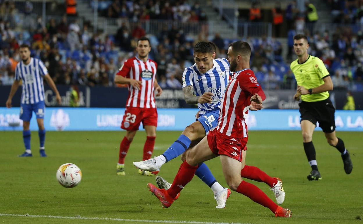 Cufré, que ha perdido mucho protagonismo en las últimas semanas, remata en el duelo ante el Lugo en La Rosaleda. 