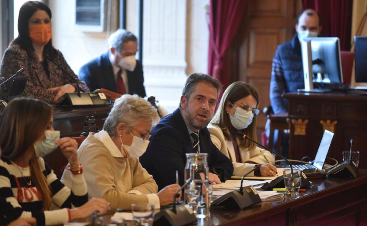 El concejal de Economía, Carlos Conde, durante el pleno. 