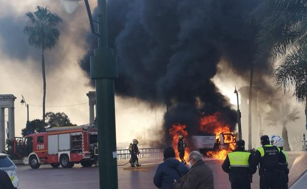 Una máquina barredora de Limasam echa a arder en la plaza de la Marina