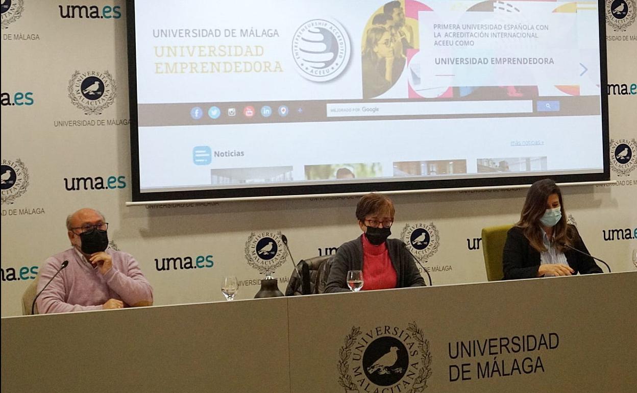 Miguel López Melero, Isabel Jiménez y Ana Cabrera, en la presentación del decálogo. 