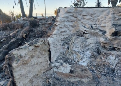 Imagen secundaria 1 - Arriba, imagen de la zona afectada junto a la torre vigía de Maro; debajo restos de la vivienda de la familia con tres hijos. 