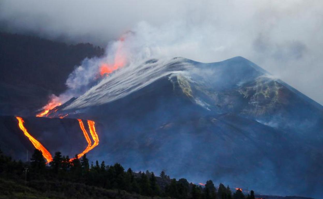 El volcán Cumbre Vieja sigue expulsando lava. 