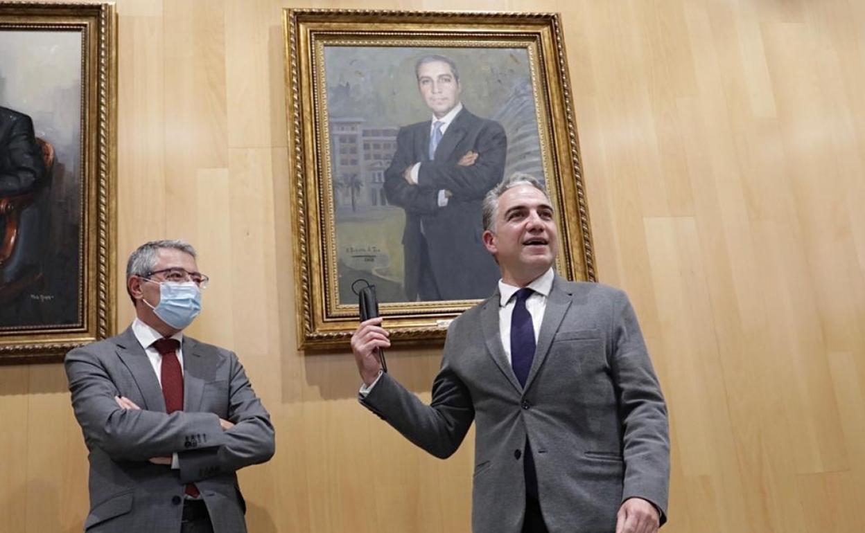 Salado y Bendodo, tras descubrir el cuadro.