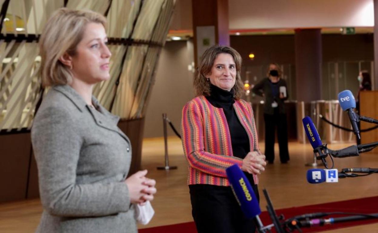 La vicepresidenta Teresa Ribera, junto a la ministra francesa de Transición Ecológica, Barbara Pompili, antes de la reunión del consejo. 