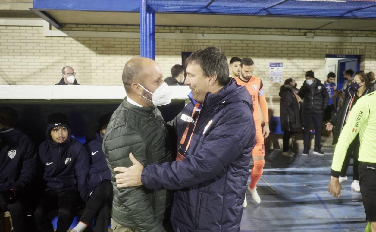 El saludo entre José Alberto López y su homólogo en el Peña Sport, Unai Jauregui. 