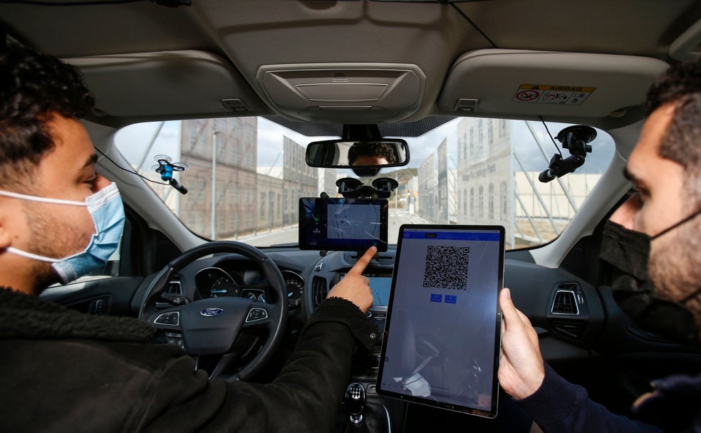 Dos ingenieros señalan configuran muestran las posibilidades que ofrece el vehículo conectado. 