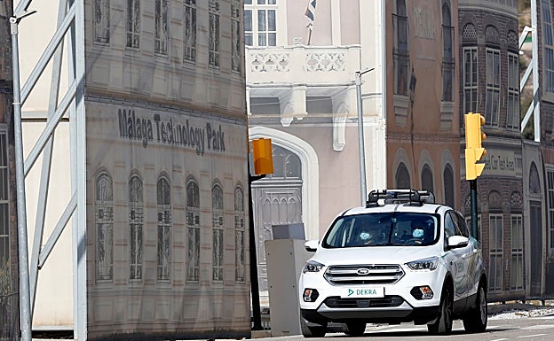 El vehículo que utiliza Telefónica en el circuito de pruebas de Dekra. 