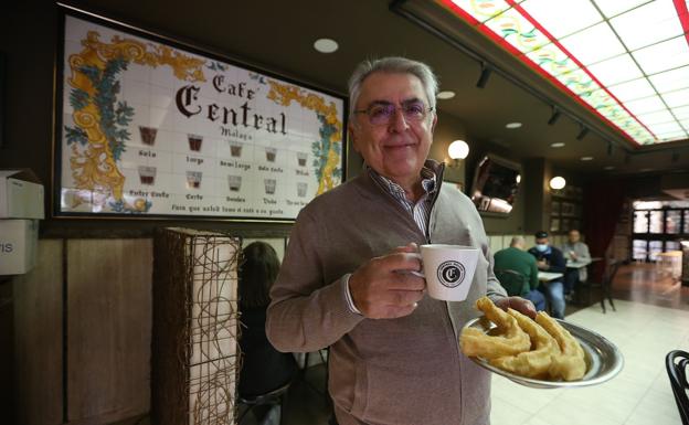 Imagen principal - Emilio Utrera, en la farmacia que fundó su padre. Rafael Prado, con el mítico azulejo de cafés del Central y Cándido Romero, gerente de tienda de La Canasta.