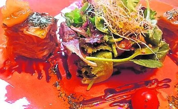 Imagen principal - Arriba, ensalada de Ronda: una propuesta barroca donde se entremezclan las verduras de temporada con una terrina de cochinillo confitado y una salsa de manzanas y peras que aporta un toque muy dulce a la propia ensalada. Suprema de bacalao Unos buenos lomos de bacalao que previamente han pasado por el horno quizá demasiado tiempo, lo que le resta jugosidad al propio pescado. La crema de pil pil sí que le otorga un toque muy personal y elegante. En la última foto, tagine de cordero. Otra elaboración tradicional donde las especias no sobresalen por encima de los ingredientes. Los frutos secos sí que realzan el sabor especiado del característico tagine de cordero marroquí.