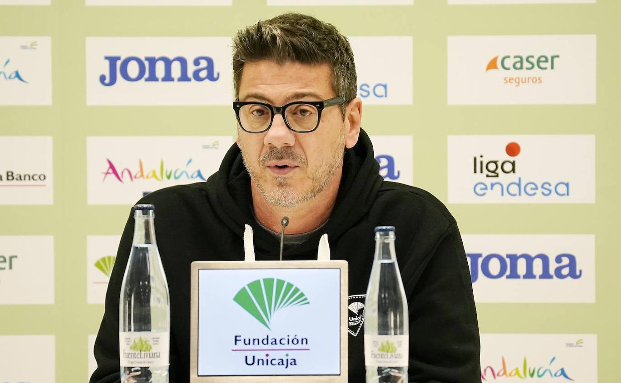 El entrenador del Unicaja. Fotis Katsikaris, esta mañana en la sala de prensa del Martín Carpena. 