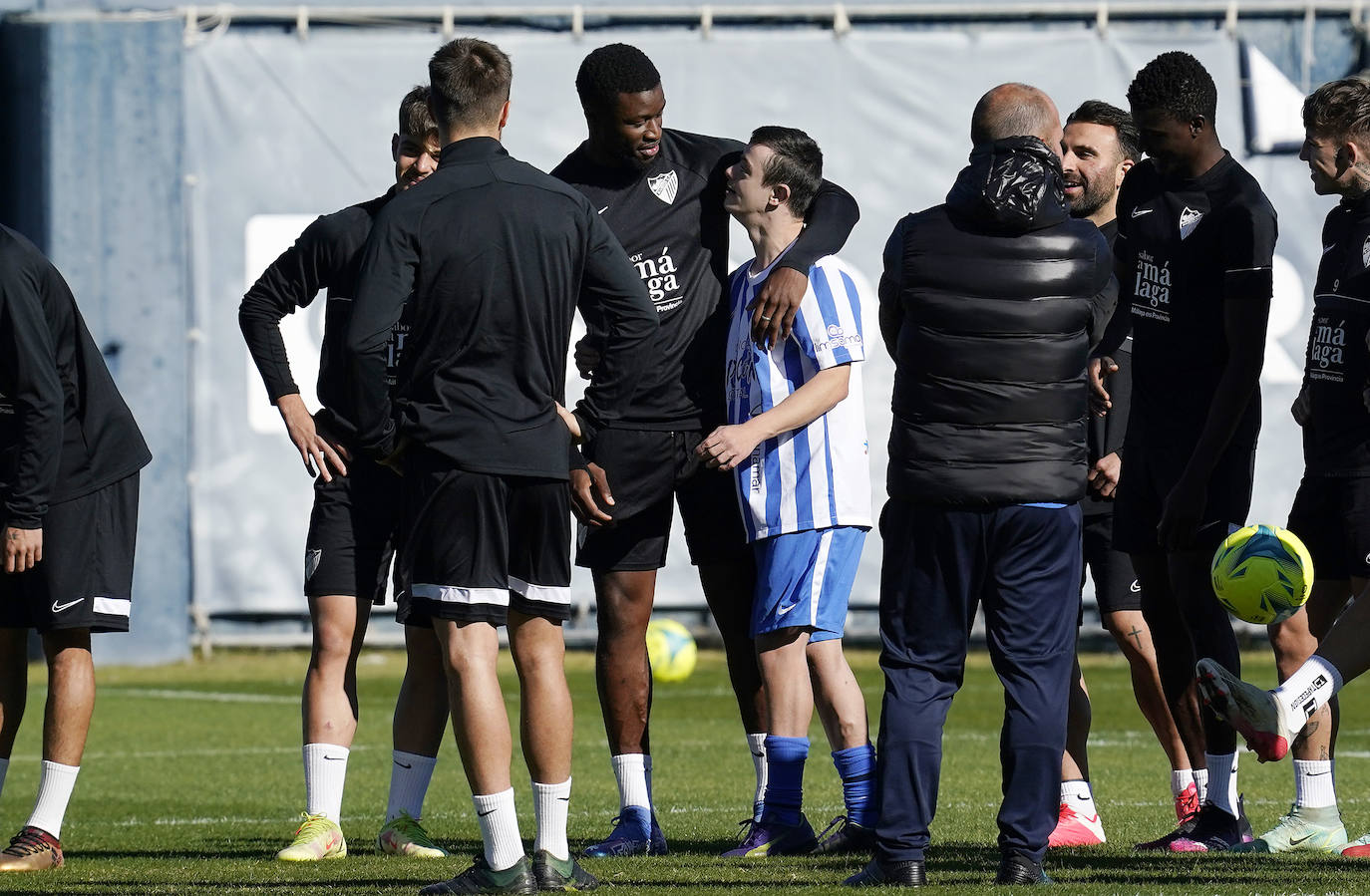 Jugadores del Málaga y del Genuine, en el entrenamiento de este viernes. 