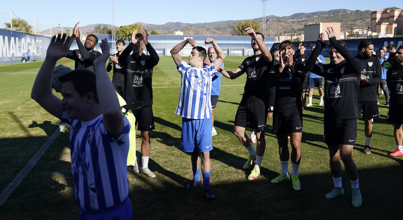 Jugadores del Málaga y del Genuine, en el entrenamiento de este viernes. 