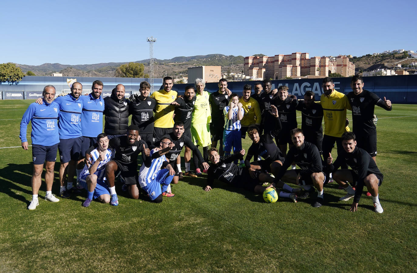 Jugadores del Málaga y del Genuine, en el entrenamiento de este viernes. 