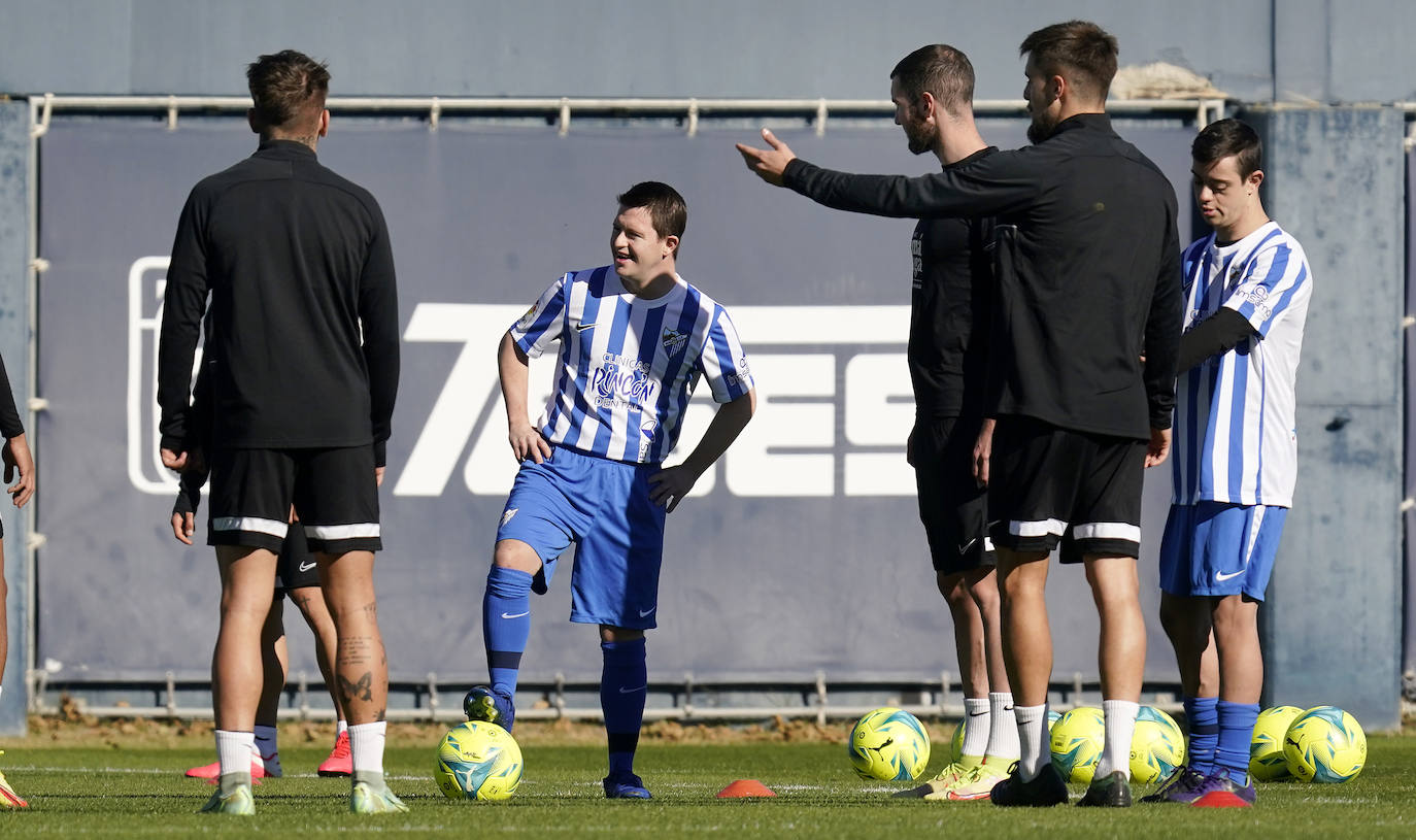 Jugadores del Málaga y del Genuine, en el entrenamiento de este viernes. 