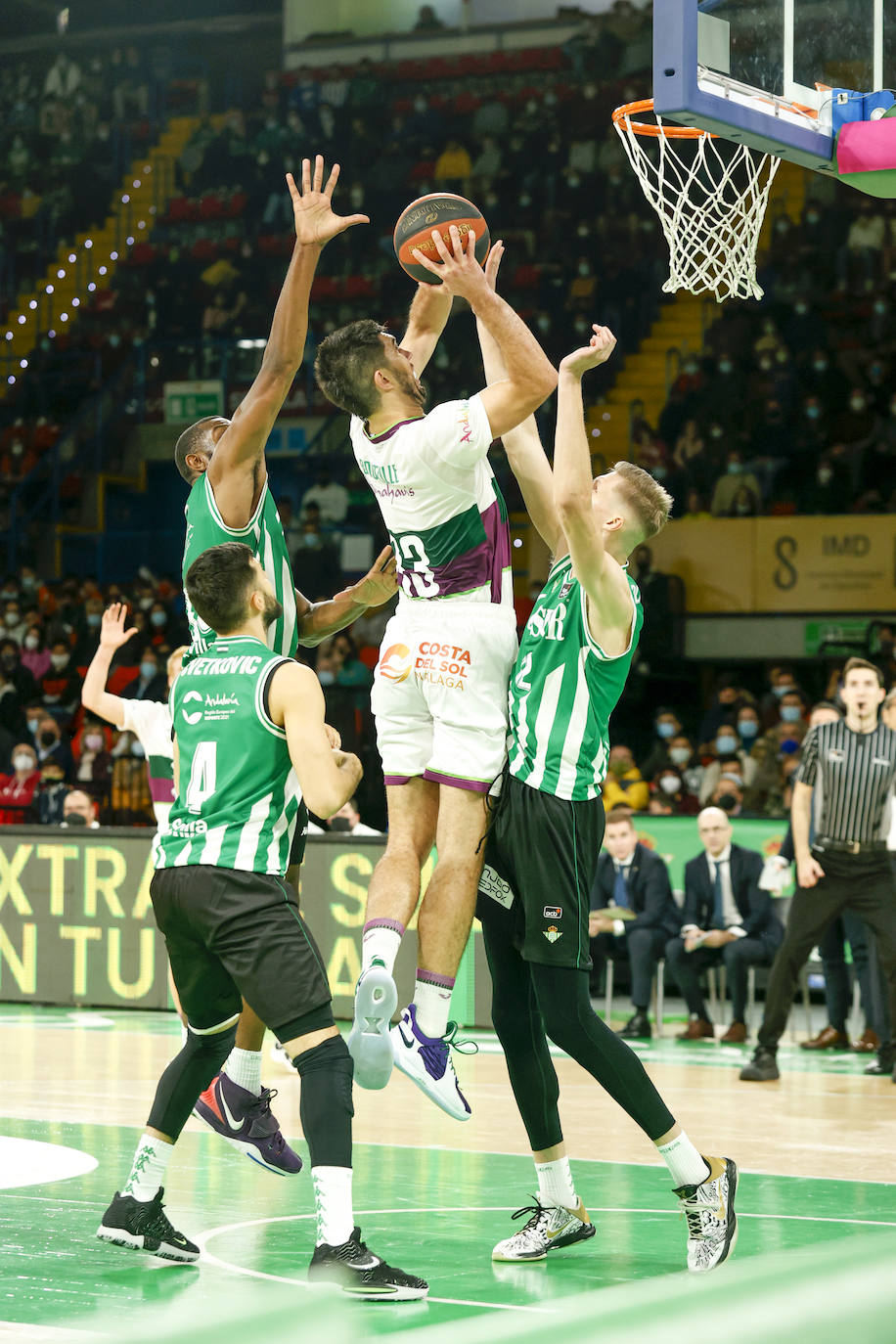 Las mejores imágenes del partido disputado este domingo en Coosur Betis y Unicaja