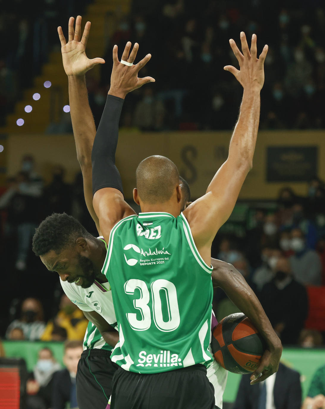 Las mejores imágenes del partido disputado este domingo en Coosur Betis y Unicaja