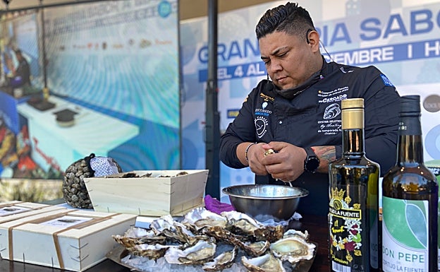 Elías Tang, recientemente galardonado como el mejor abridor de ostras de España.