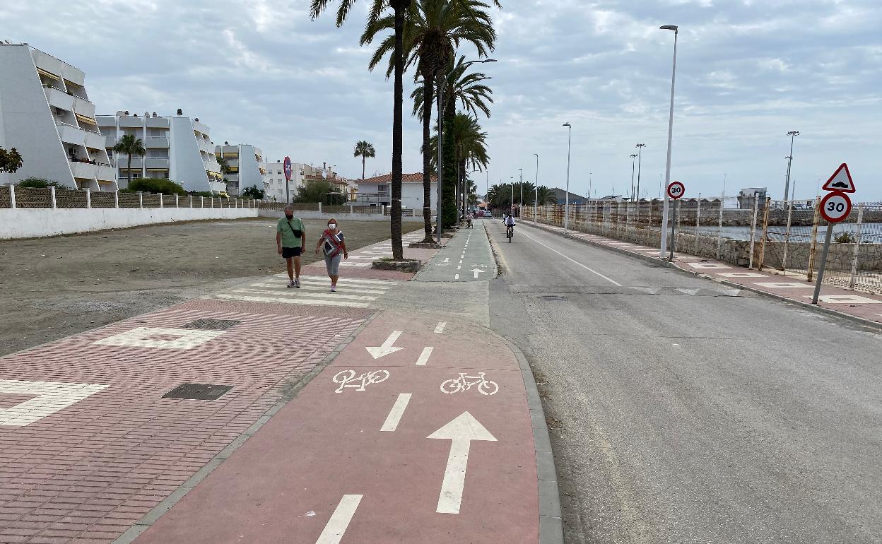 Imagen del acceso al puerto de Caleta de Vélez, donde los presuntos ladrones abandonaron el vehículo. 