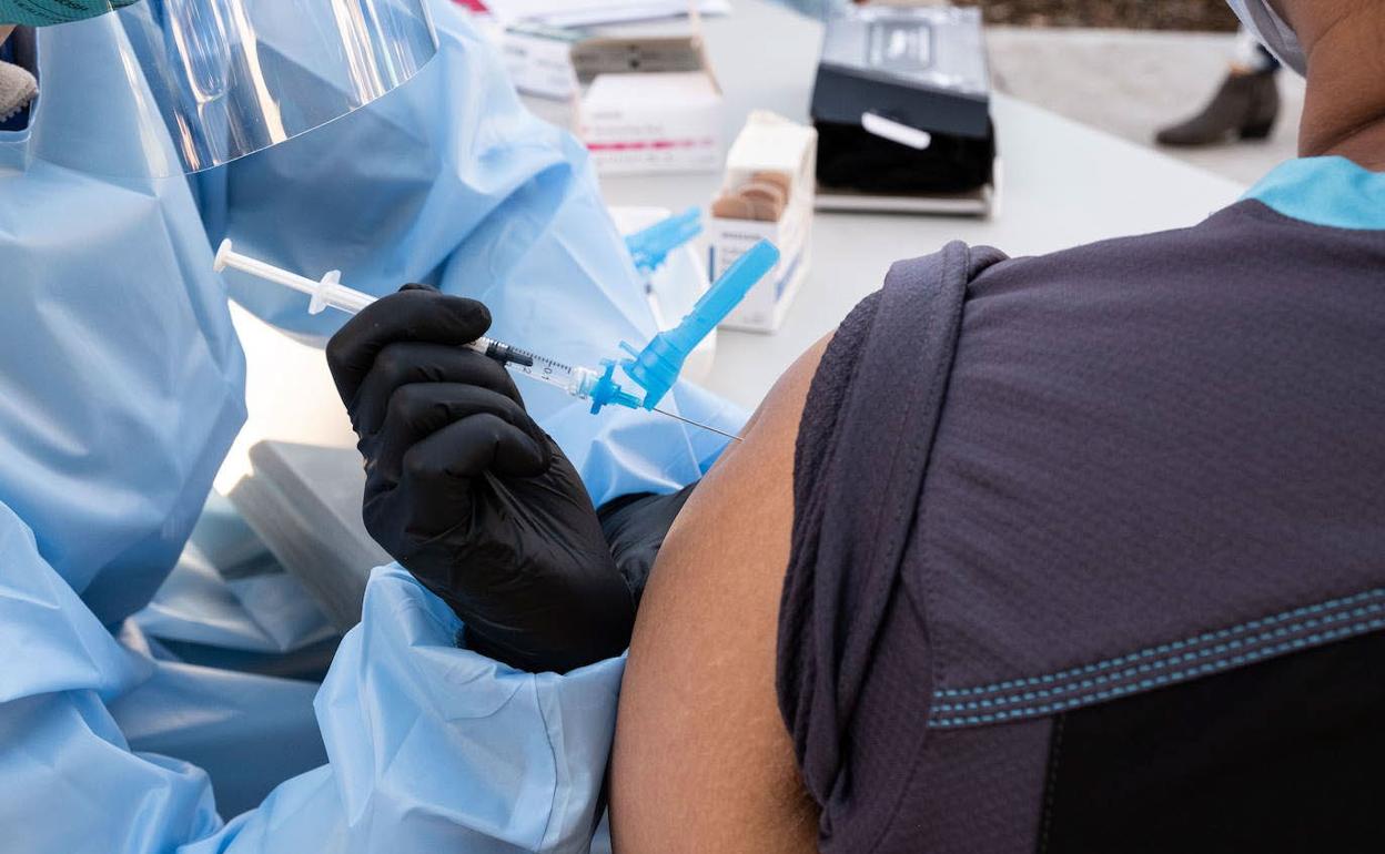 Vacunación a un paciente.