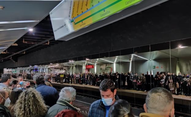 Andén de la estación Centro-Alameda, en la capital, lleno de usuarios. 