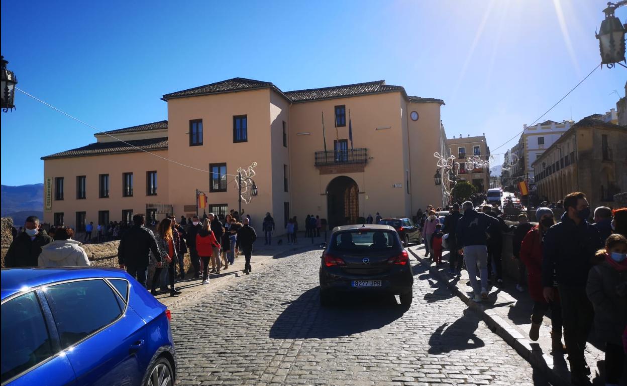 Polémica por el corte puntual al tráfico en el Puente Nuevo de Ronda ante la masiva afluencia de visitantes este lunes