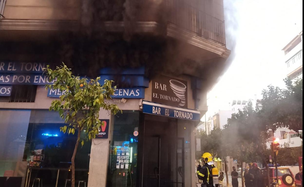 Una imagen del incendio que ha tenido lugar en una cafetería en Cristo de la Epidemia. 