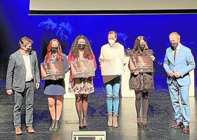 Imagen secundaria 1 - Participantes en La Polea y Dadaí Shop, dos de los proyectos galardonados. Las ganadoras de las menciones especiales, junto a Rafael Ventura y Juan Carlos Barroso. Cristina Sancho, de la Red Impact Hub, durante su conferencia. 