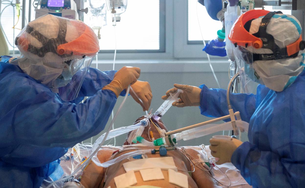 Dos profesionales sanitarios atienden a un enfermo de covid en una UCI.