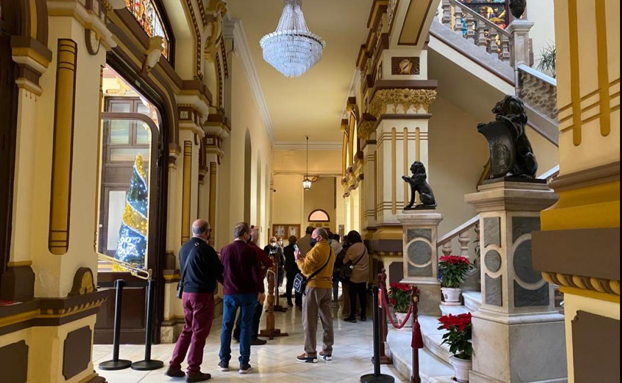 El Ayuntamiento se llenó ayer de visitantes para ver el belén.