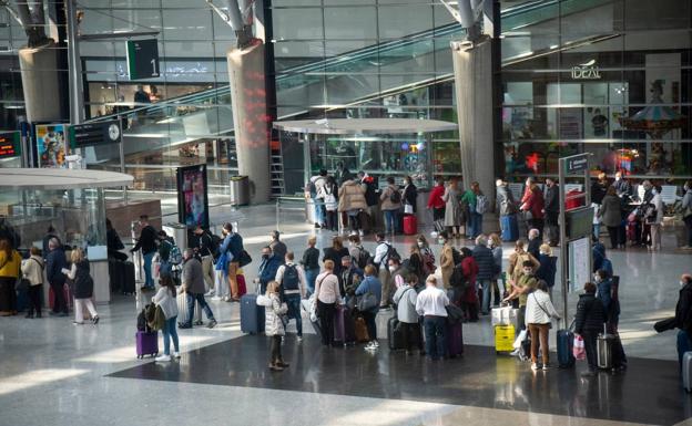 Imagen principal - Colas en el aeropuerto y en la estación de trenes de Málaga este jueves. 