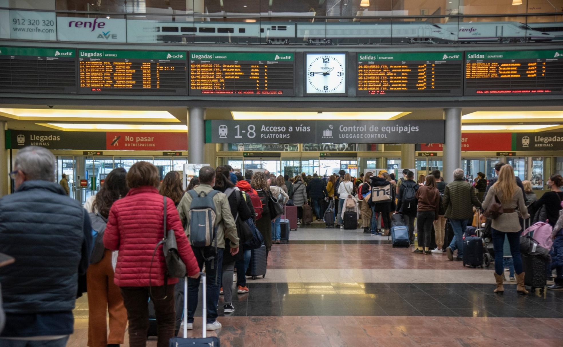 La estación de María Zambrano registró este miércoles durante todo el día miles de viajeros que regresaban a casa